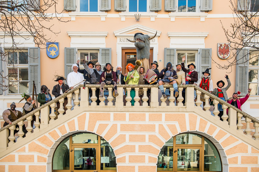 auf der Treppe der Gemeinde